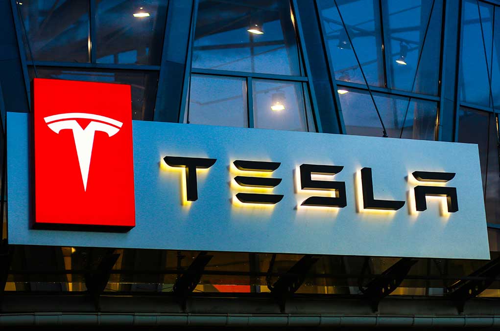 1140629366 featured image Tesla logo on a building at night