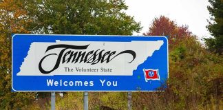 Tennessee welcome road sign by roadside