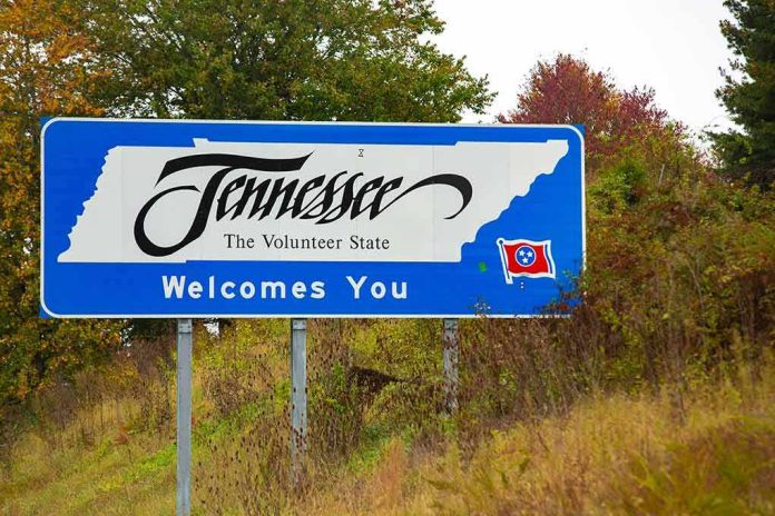 Tennessee welcome road sign by roadside
