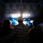 Man DIES During Concert – Band Completely Stunned! Cowboy-hatted man watches a concert in a packed arena