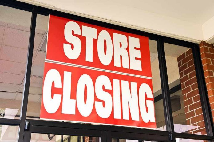 shutterstock_242590258 Storefront with red store closing sign