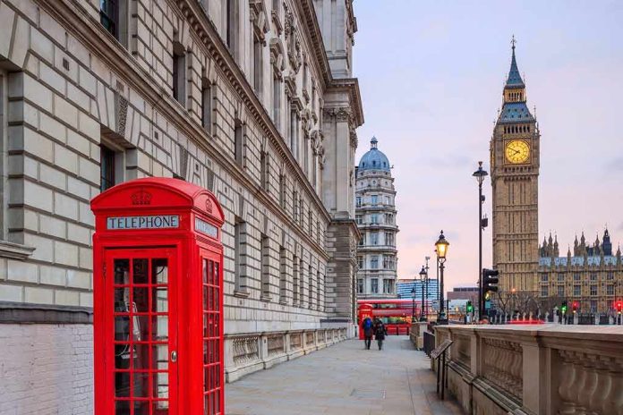 shutterstock_370728353 Red telephone box on a London street with clock tower in background